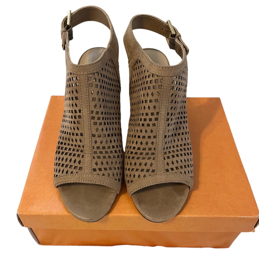 UNISA unPRYCE in NATURAL PERP TOE HEEL EUC